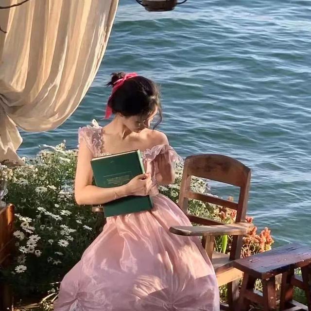 芜妹/闺蜜头像/     夏日骄阳微信，芜妹/闺蜜头像/     夏日骄阳，你是人间天堂。（夏天是远道而来的热情和浪漫）