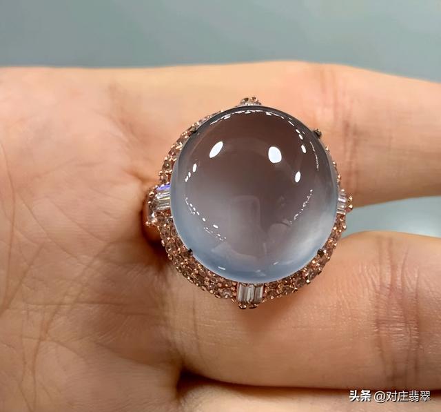 什么叫玻璃种翡翠，翡翠中的玻璃种是什么样的（无色玻璃种翡翠的璀璨之美）