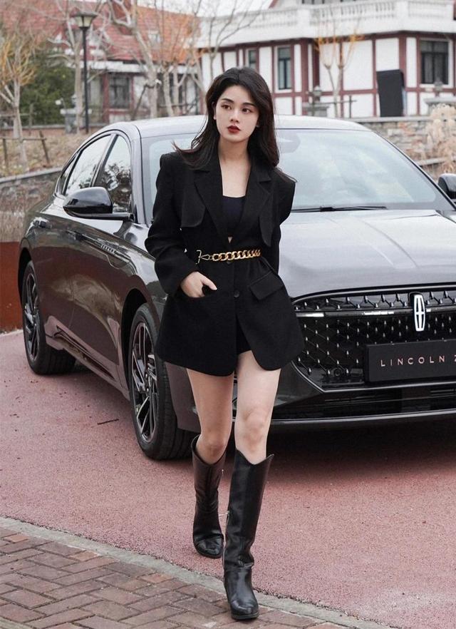 皮裙搭配什么上衣图片，皮裙怎么搭配衣服图片（短裙+靴子才是轻熟风的正确打开方式）