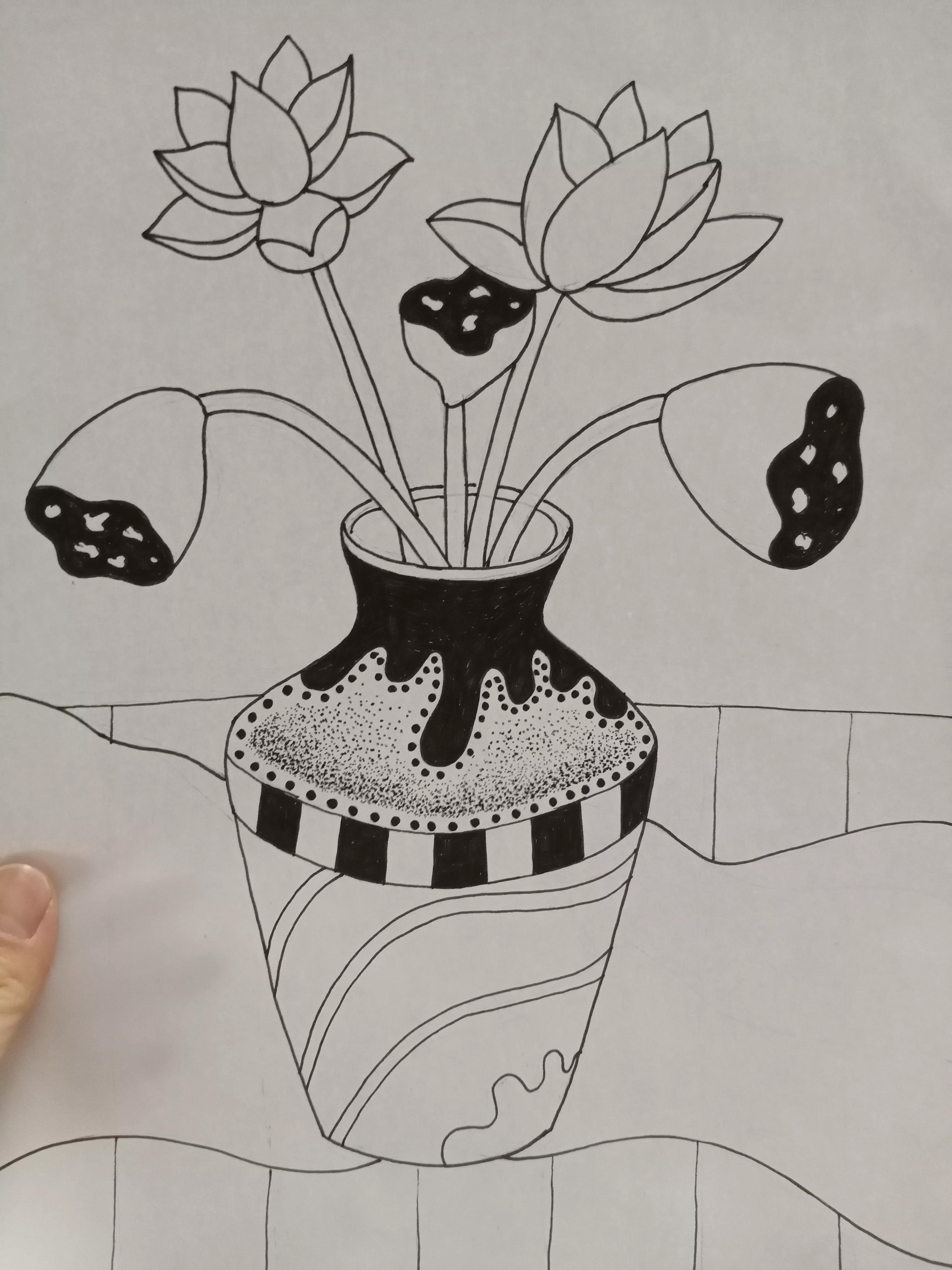 花瓶怎么画好看又简单，怎么画花瓶简笔画（多步骤详细解说线描画《花瓶和花》的画法）