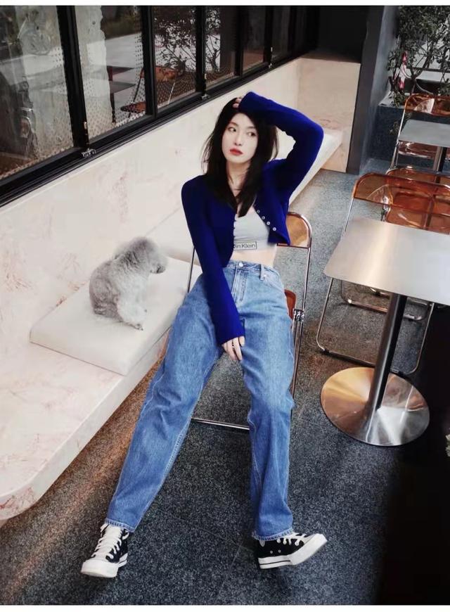 女生穿搭牛仔阔腿裤，女生穿搭牛仔阔腿裤图片（牛仔阔腿裤配什么上衣好看）