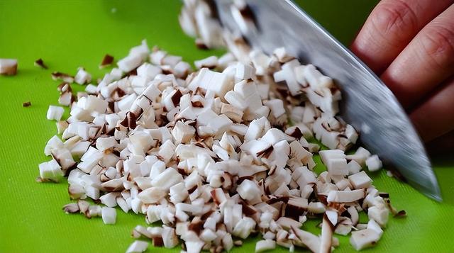 荠菜香菇羹怎么做，遇到路边这种野菜别手软