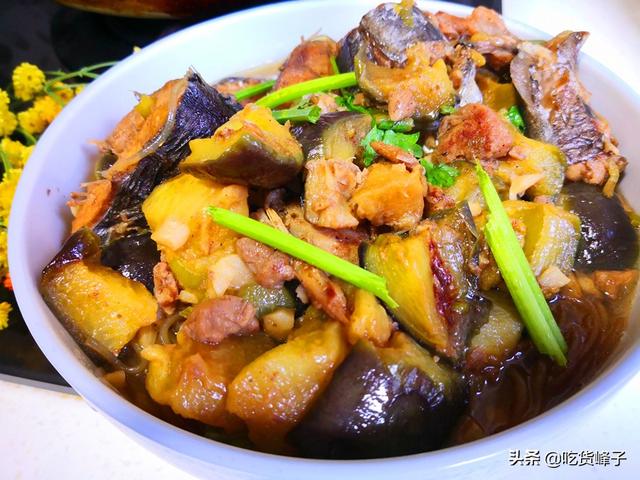 炸好的鱼怎么炖好吃又简单（鲅鱼和这2样食材一起炖）