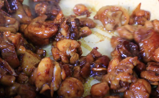 炒鸡腿肉的家常做法，青椒炒鸡腿的家常做法（私藏多年的“生炒鸡肉”）