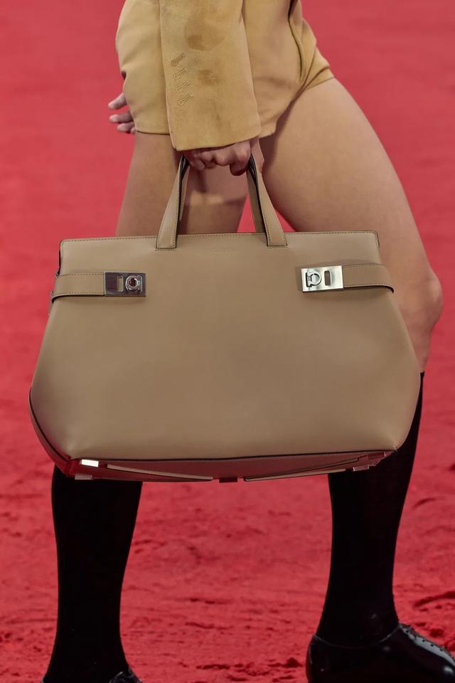 element是什么牌子，ELEMENT是啥牌子的电视（95岁的FERRAGAMO）