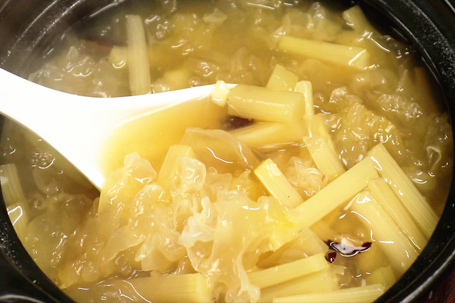 孩子感冒咳嗽吃什么饭菜比较好，小孩子感冒吃什么饭菜好（建议：多喝3碗汤、去痰润燥）