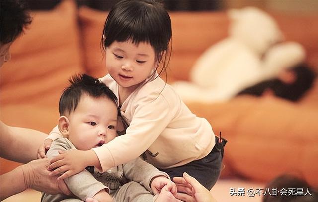 妈妈是超人第一季，姨母心是个什么意思（《妈妈是超人》9位萌娃现状）