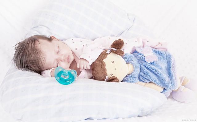 新生儿晚上不睡觉，婴儿晚上老是不睡（这些可能是导致新生儿无法睡整觉的原因）