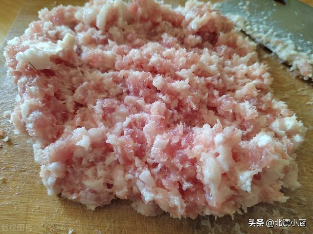 肉馅怎么调好吃，肉馅怎样做才能更好吃（牢记“万能”口诀）