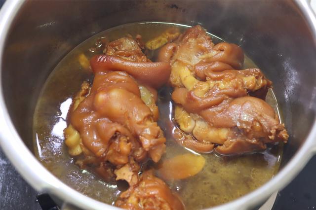 家常卤猪蹄的做法，家常卤猪蹄做法及配方（25分钟猪蹄酥烂味道香）