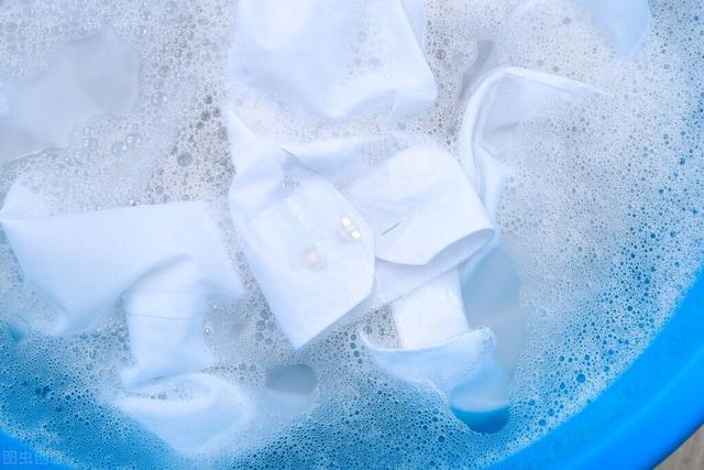 白色衣服发黄怎么办，白色衣服发黄怎么洗才能变白（白色衣服发黄别用漂白水了）