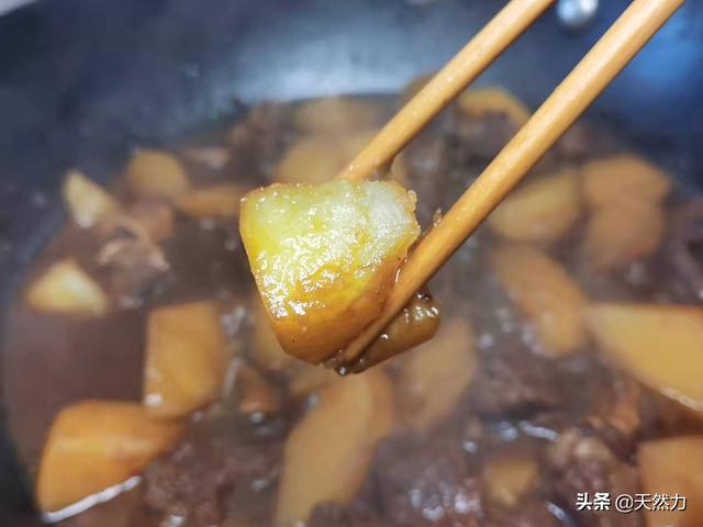 牛肉炖土豆怎么炖好吃又烂，牛肉炖土豆怎么炖好吃又烂干炸里脊（牛腩炖土豆的酒店做法）