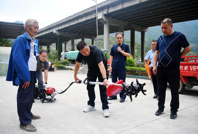 山核桃采摘机，“量身定做”核桃采收机（山核桃采摘机视频）