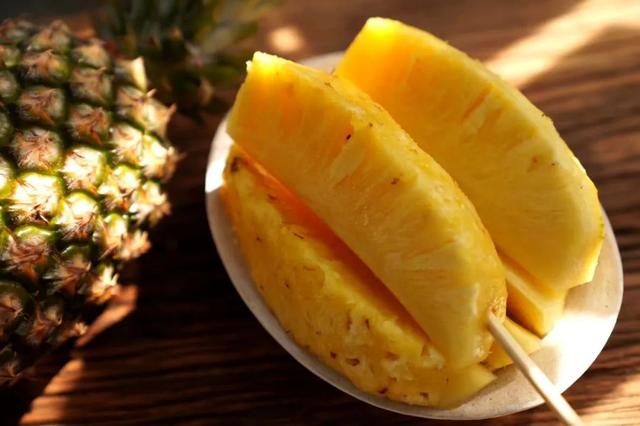 凤梨里面是籽还是虫，凤梨里面的是黑籽还是虫卵（现在还有多少人不知道菠萝和凤梨的关系）