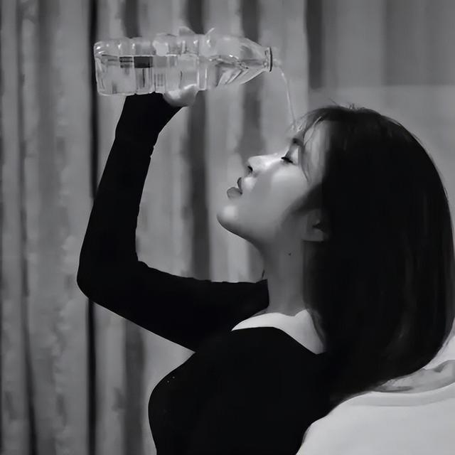 伤感微信昵称女，伤感心痛的微信昵称女（微信写过的伤感签名）