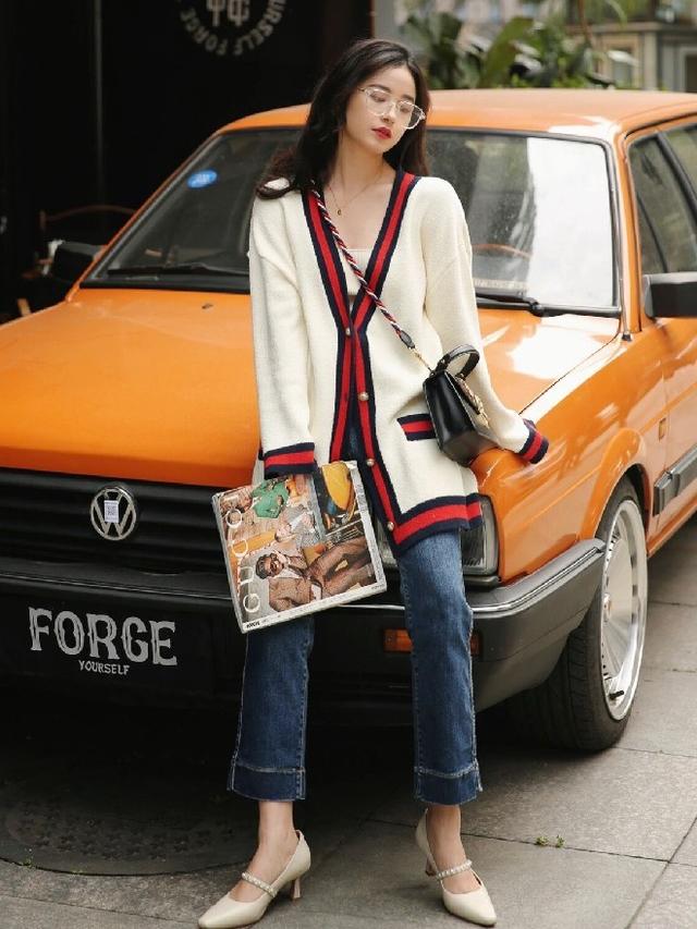 街拍牛仔裤搭配技巧，牛仔裤下面一定不要配“运动鞋”