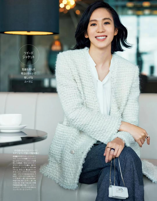 小香风套装里面配什么内搭好看，为什么你的“小香风外套”
