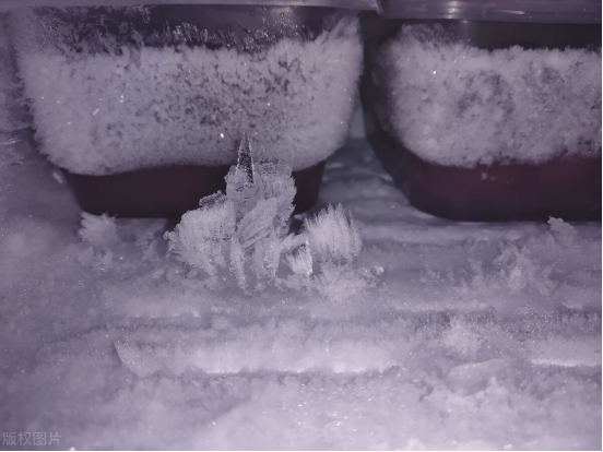 冰箱如何快速去冰，怎样快速给冰箱去冰（只要“一个盆”5分钟冰块自动脱落）