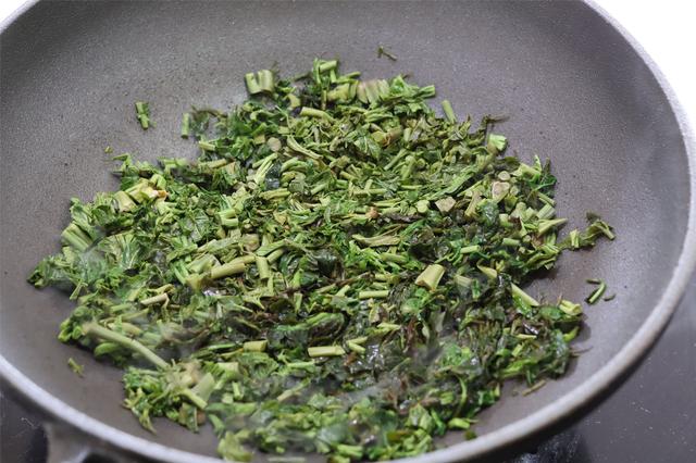 焯水香椿放冰箱一年还能吃吗，香椿冷冻一年可以吃吗（冰箱里放了大半年的香椿）