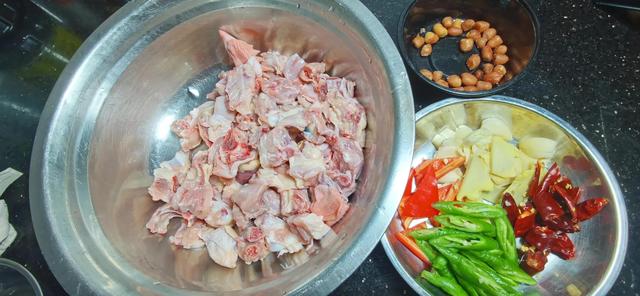 青椒鸡的做法，青椒鸡的做法 最正宗的做法视频（又香又酥是下酒的好神器）