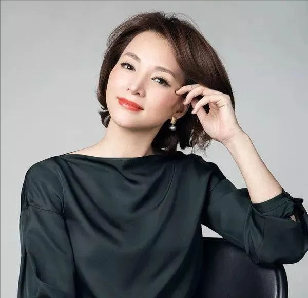 央视主持人董卿的简介，央视主持人董卿的简介国籍（从“央视一姐”到跌落神坛）