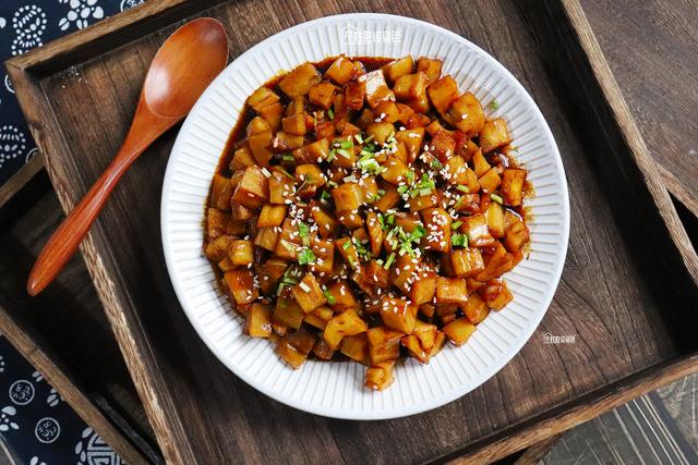 藕怎么炒好吃，莲藕怎么凉拌好吃又简单（点开看完还没吃就已经流口水了）