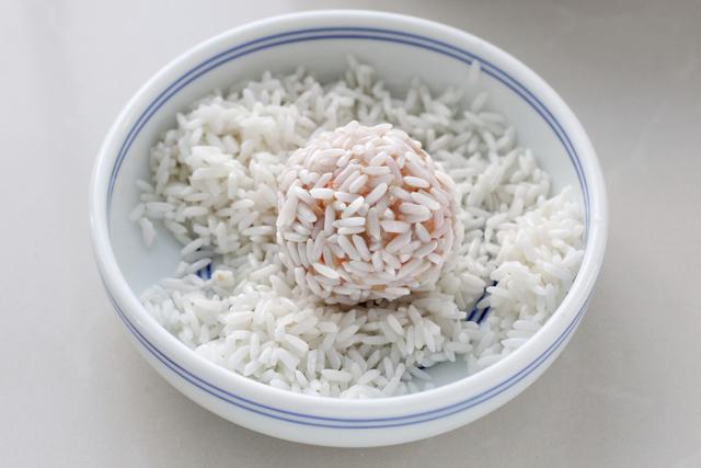 糯米莲藕珍珠丸子怎么做，糯米莲藕珍珠丸子怎么做视频（年夜饭做一道珍珠糯米丸子）