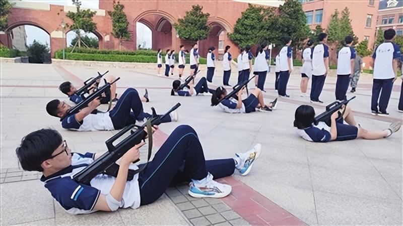 学校军训，学校军训图片（站军姿、齐步走……一起听听青岛多所学校师生们的军训故事）