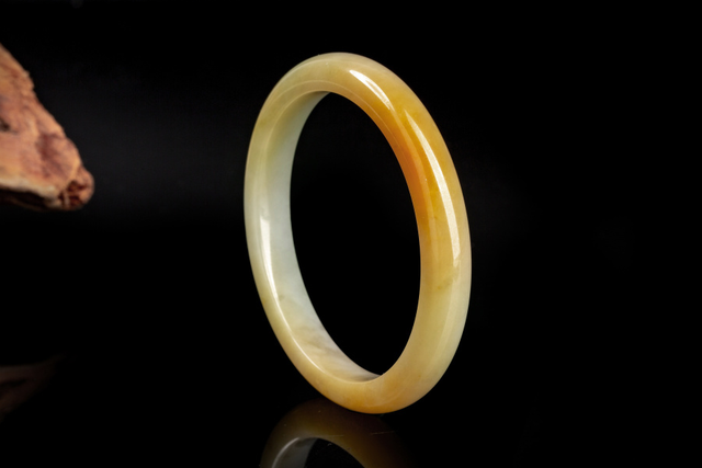 翡翠种水等级划分价格，翡翠等级划分及价格（1万和1000万的翡翠手镯）