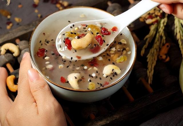 女人经常吃蜂蜜的好处，女人经常吃蜂蜜的好处是什么（这4款养颜食物要常吃）