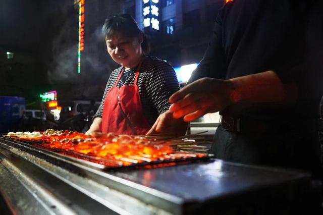 摆摊卖什么赚钱成本又低，现在摆地摊卖什么成本低回本快（夏天一个人就能干的小生意）