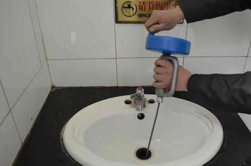 马桶堵了但还缓慢下水，马桶堵了但还缓慢下水怎么办