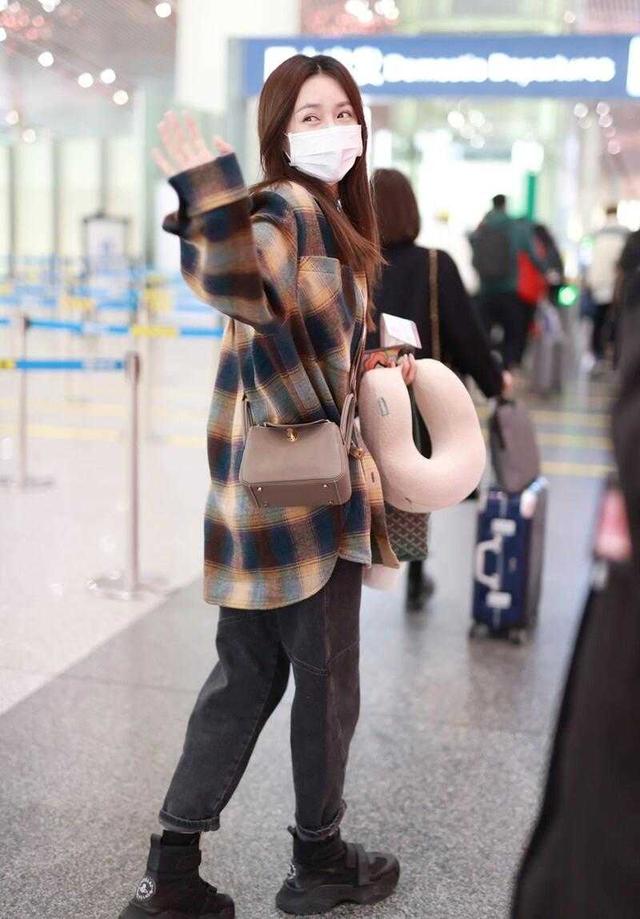 格子衬衫配什么裤子，黑色格子衬衫配什么裤子（格纹衬衫配牛仔裤走机场）