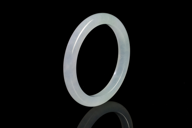 翡翠种水等级划分价格，翡翠等级划分及价格（1万和1000万的翡翠手镯）