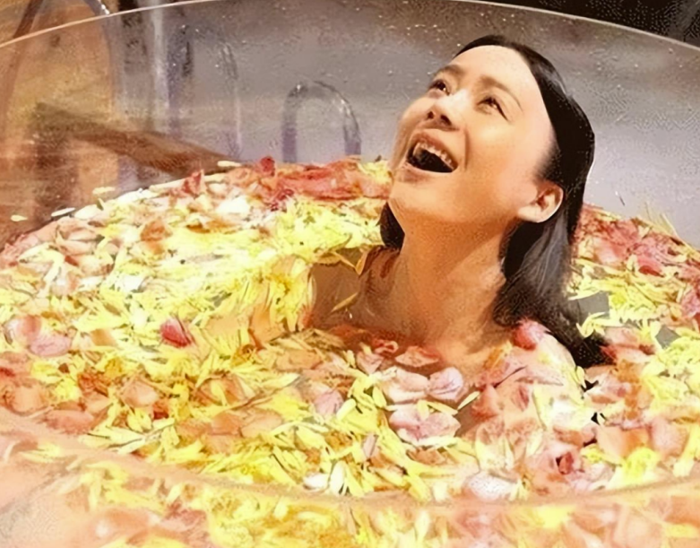 11杨钧钧《西门无恨》说起沐浴镜头,最让人意难平的就是杨钧钧的戏水