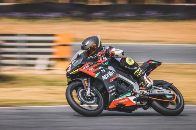 如何成为一名职业赛车手，怎么成为职业赛车手（原来普通人也可以成为专业车手）