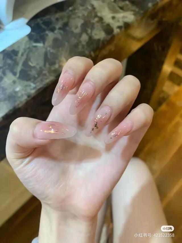 指甲油裸色和透明色有什么区别，护甲油和透明色的指甲油一样吗（显白好看，春夏必做）