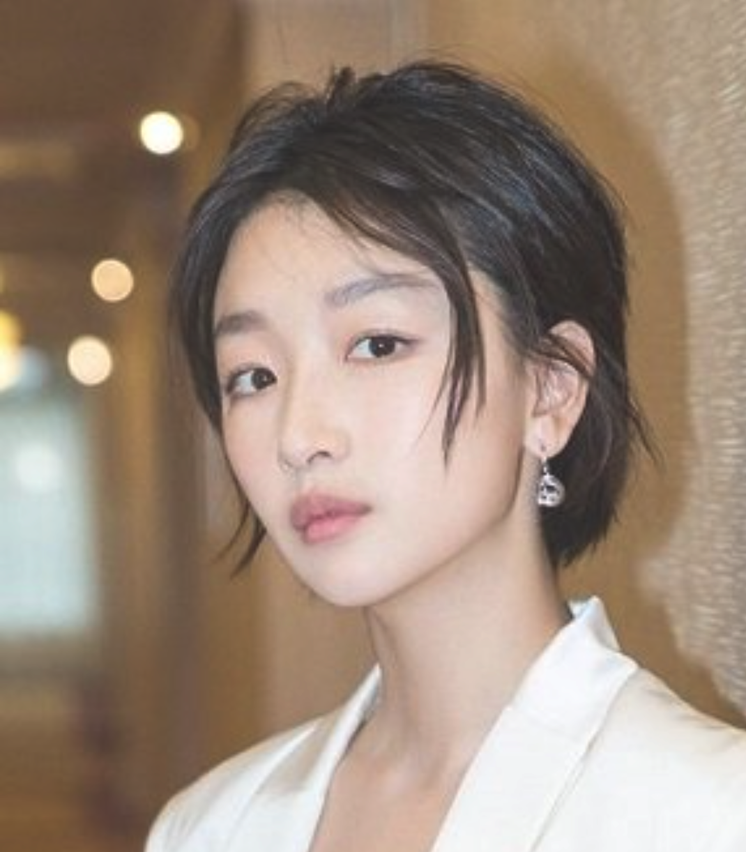 下巴很短的女生好吗,脸短下巴短的女生发型
