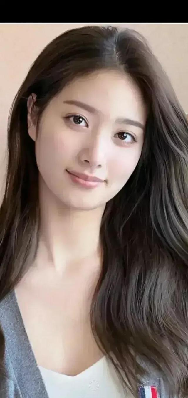 美丽女孩昂起头扬起眉黑色眸子闪动光彩温柔眼神如月光倾泻黑夜己过去