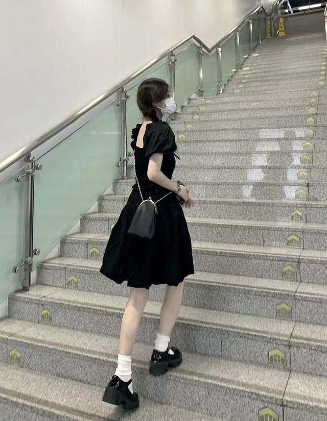 松紧腰连衣裙适合什么身材，松紧腰连衣裙的好处（上紧下松的收腰连衣裙适合什么身材）