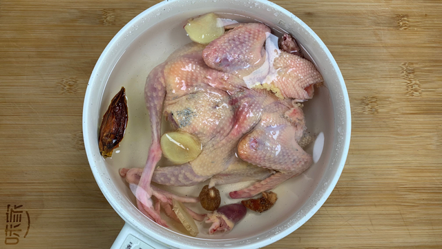 鸽子汤怎么炖好喝又营养，炖鸽子汤怎么炖好喝（建议女人：冬天常喝这肉汤）