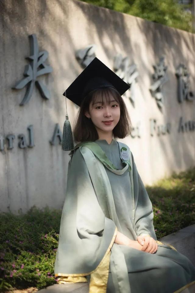 博士服硕士服和学士服的区别，学士服不同颜色的披肩分别有什么含义（毕业生学位服居然能这么美）