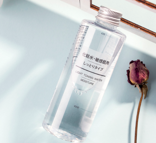 精华水和爽肤水一样吗，精华露和爽肤水是一样的吗（化妆水和精华水有什么区别啊）