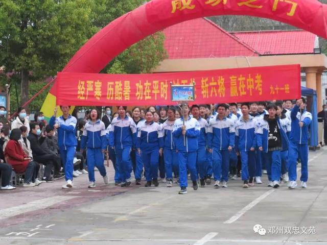 中考口号霸气押韵，2022初三中考励志口号霸气押韵句子（奋斗百日争朝夕）