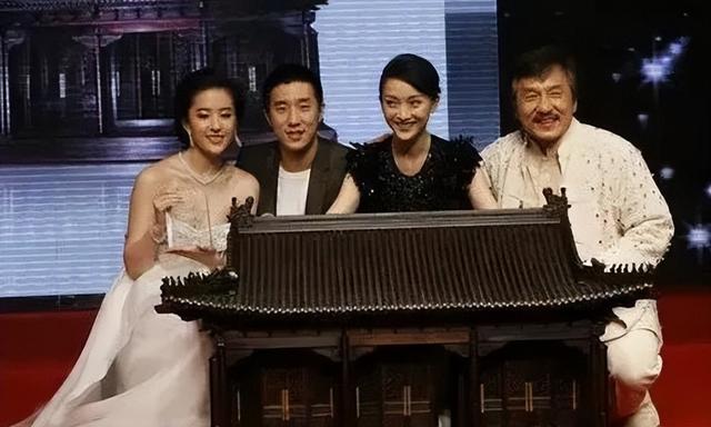 藏品堆满8个仓库，戴2000万名表，豪宅遍布全球，成龙身家太惊人