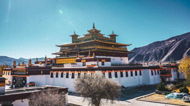 西藏第一座寺院桑耶寺，莲师建造，藏品颇多，是西藏文化的珍藏馆