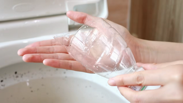 马桶出水孔堵了怎么通，马桶的孔怎么堵（马桶堵塞只需要1个塑料瓶）