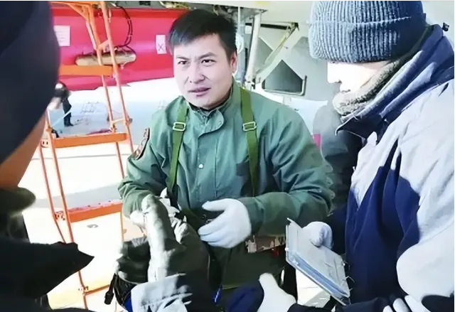 飞行员张超：为挽救舰载机牺牲后，妻子被特招入伍，已成海军上尉