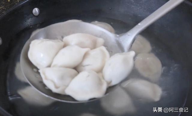 煮冰冻水饺的方法，冰冻水饺怎么煮（出锅个个不破皮）
