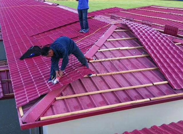 屋顶瓦片哪种好，别墅屋顶用什么瓦好（树脂瓦和彩钢瓦做屋顶哪个好）